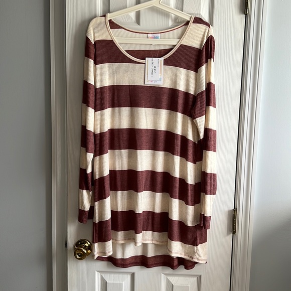 Tops - NWT lularoe 2xl lynnae